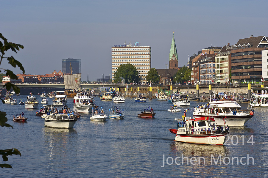 Schiffsparade auf der Weser während der " Maritimen Woche " auf der Weser